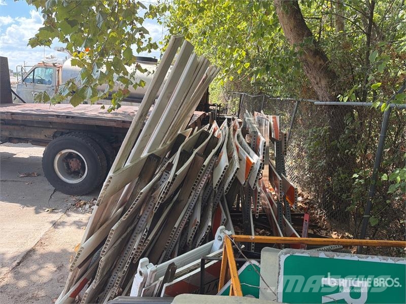 Quantity of (12) Temporary Road Barriers Barrier Altri componenti