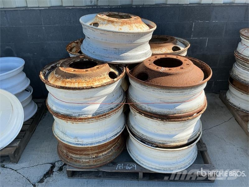 Quantity of (13) 24.5 Steel Wheels 타이어, 휠 및 림