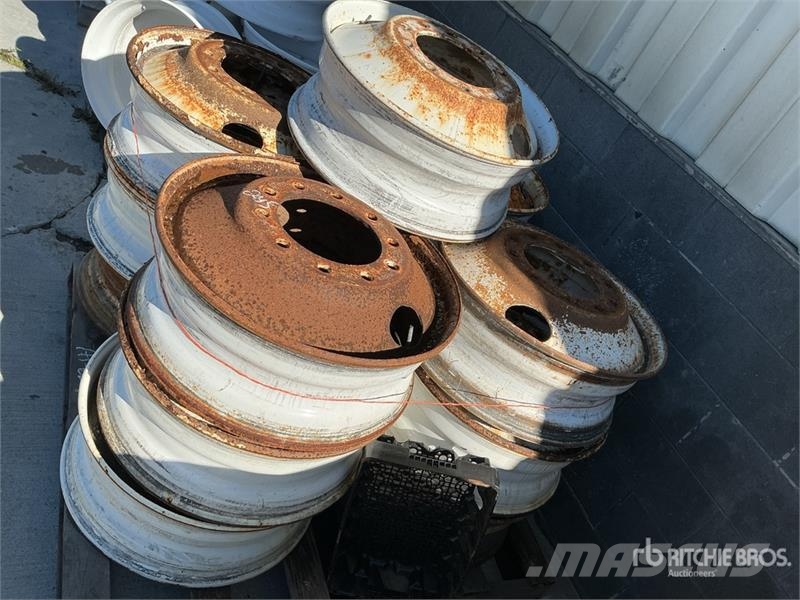 Quantity of (13) 24.5 Steel Wheels 타이어, 휠 및 림