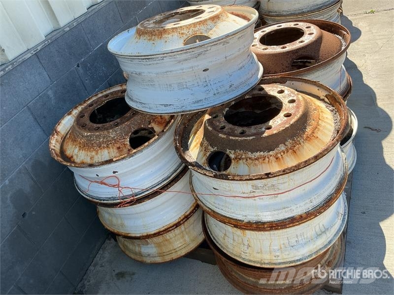 Quantity of (13) 24.5 Steel Wheels 타이어, 휠 및 림