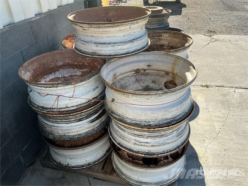 Quantity of (13) 24.5 Wheels 타이어, 휠 및 림