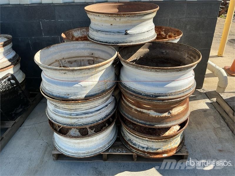 Quantity of (13) 24.5 Wheels 타이어, 휠 및 림