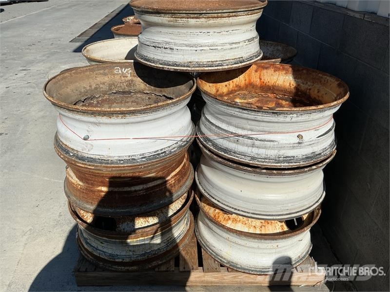 Quantity of (13) 24.5 Wheels 타이어, 휠 및 림