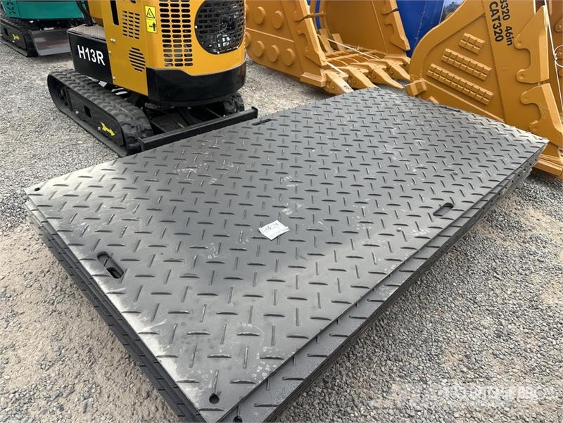  Quantity of (15)  LYALS ALSRM 4 ft x 8 ft PE Textu Cabrestantes, montacargas y elevadores de materiales