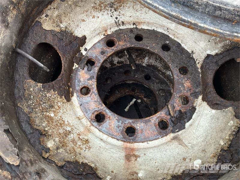  Quantity of (15) Mixed Lot of Steel 24.5 and 22.5  Коммерческий транспорт - Другие
