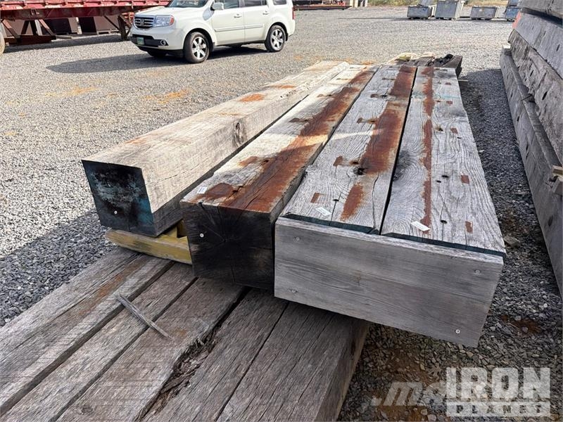 Quantity of (16) 12 In x 12 In x 10 ft Hard Wood T Verricelli, paranchi e sollevatori per materiali