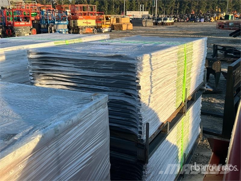 Quantity of (19) 6' x 36 in Trex Enhance Steel Rai Andre komponenter