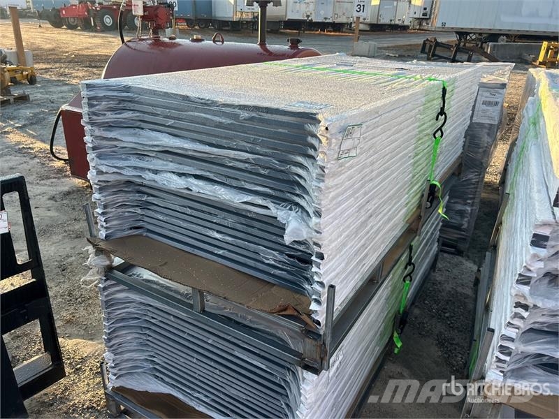 Quantity of (19) 6' x 36 in Trex Enhance Steel Rai Andre komponenter