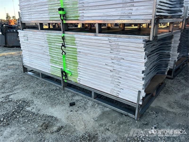 Quantity of (19) 6' x 36 in Trex Enhance Steel Rai Andre komponenter