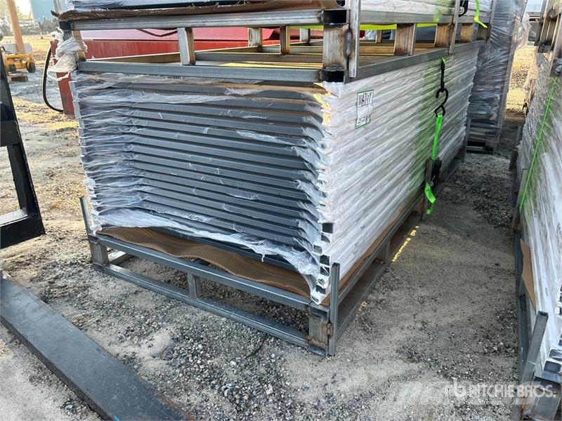 Quantity of (19) 6' x 36 in Trex Enhance Steel Rai Andre komponenter