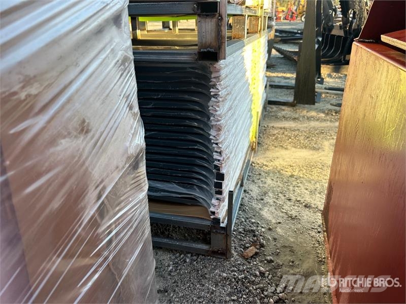 Quantity of (19) 6' x 36 in Trex Enhance Steel Rai Andre komponenter