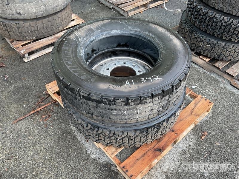 Quantity of (2) 11R22.5 Tires w/(1) Wheel Transport - Inne