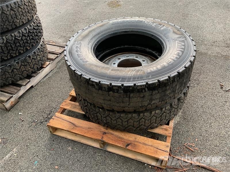Quantity of (2) 11R22.5 Tires w/(1) Wheel Transport - Inne