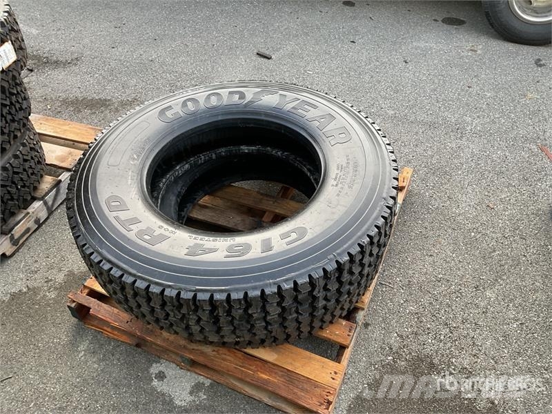 Quantity of (2) 11R22.5 Tires Transport - Inne