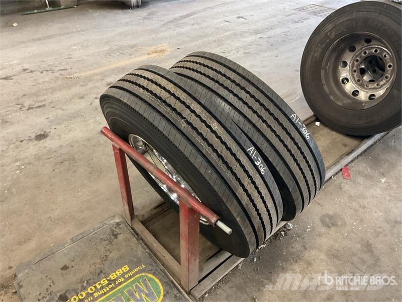 Quantity of (2) 11R22.5 Wheels and Tires Dekk, hjul og felger