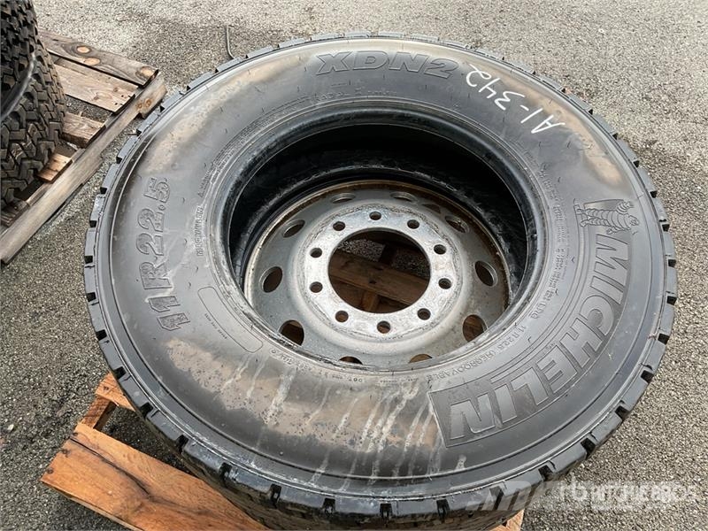 Quantity of (2) 11R22.5 Tires w/(1) Wheel Transport - Inne