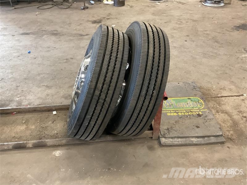 Quantity of (2) 11R22.5 Wheels and Tires Dekk, hjul og felger