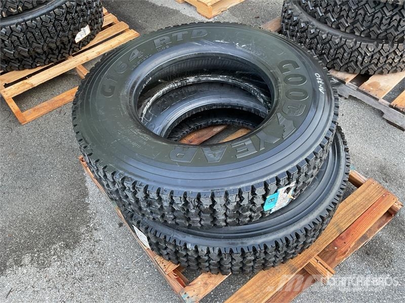 Quantity of (2) 11R22.5 Tires Transport - Inne