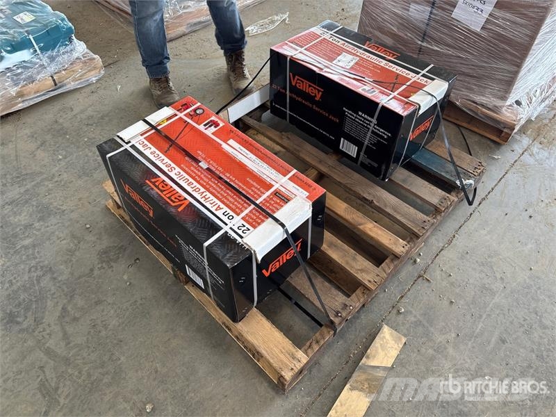 Quantity of (2) 22 Ton Service Jack 其他