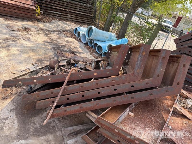 Quantity of (2) 24 steel forms Concrete Forms Accesorios