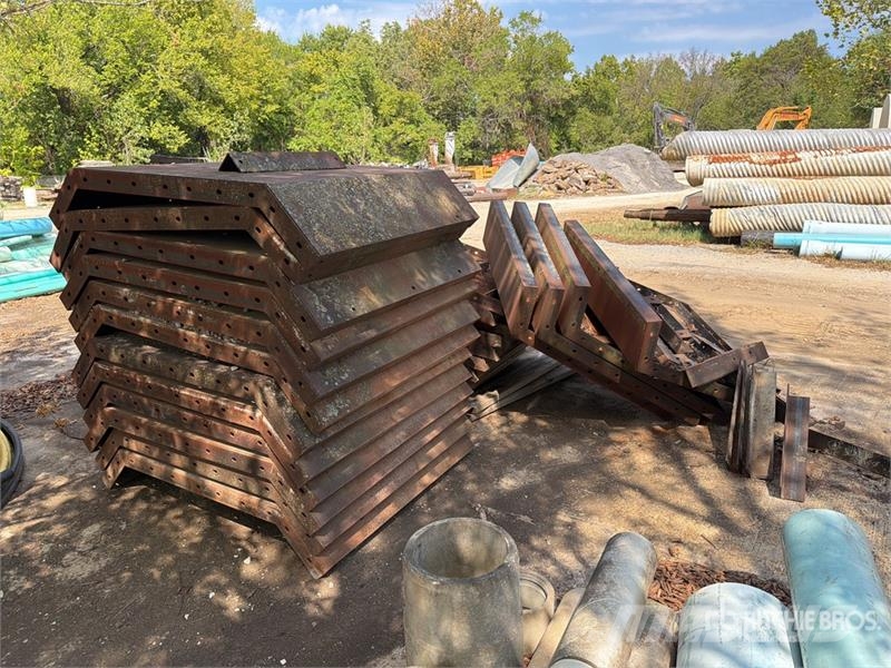 Quantity of (2) 24 steel forms Concrete Forms Accesorios
