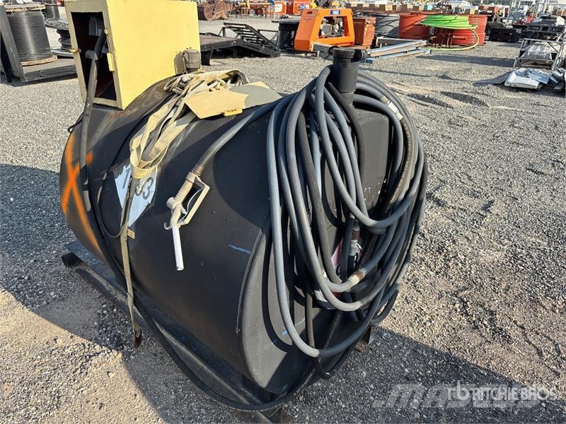  Quantity of (2) 350 gal Skid Mounted Steel Diesel  연료 및 첨가제 탱크