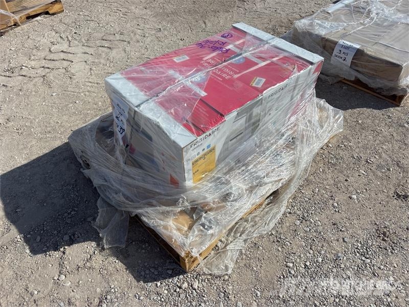 Quantity of (2) 6,000 Btu Frigidaire Air Condition Sildīšanas un atkausēšanas iekārtas