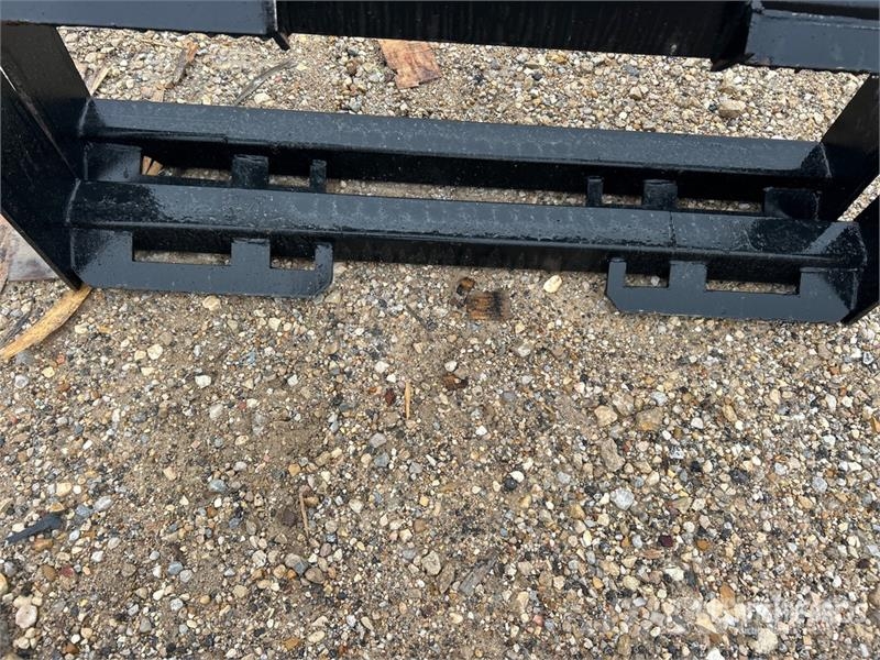  Quantity of (2) All Star Skid Steer Attachment Mou مكونات أخرى