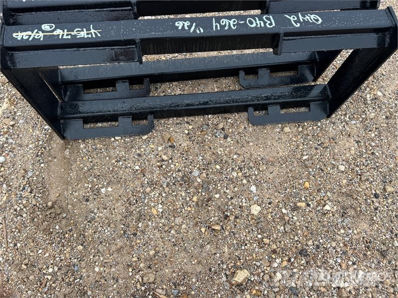  Quantity of (2) All Star Skid Steer Attachment Mou مكونات أخرى