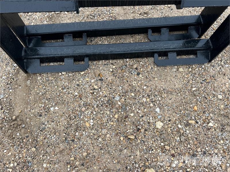  Quantity of (2) All Star Skid Steer Attachment Mou مكونات أخرى