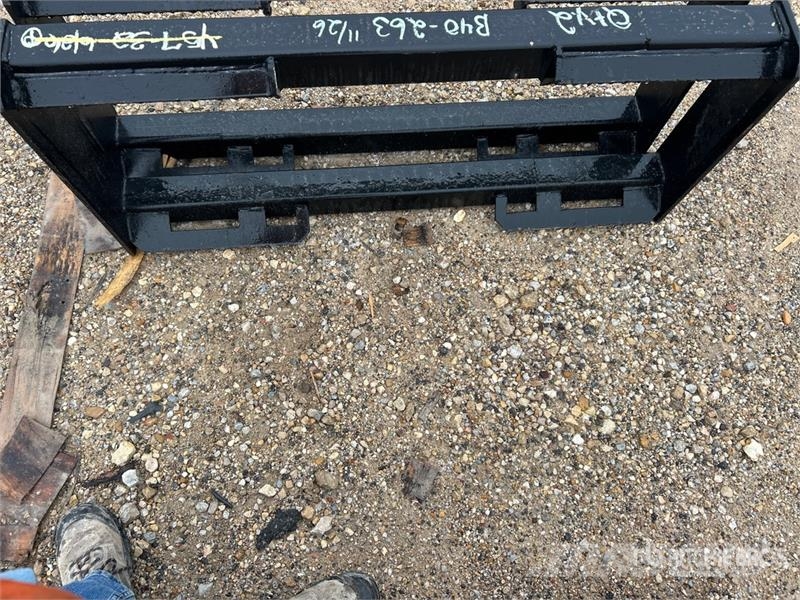  Quantity of (2) All Star Skid Steer Attachment Mou مكونات أخرى