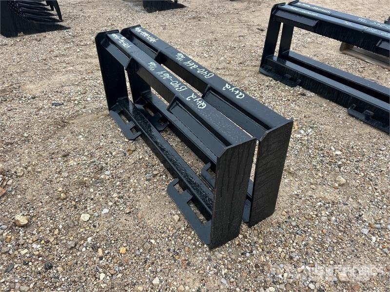  Quantity of (2) All Star Skid Steer Attachment Mou مكونات أخرى
