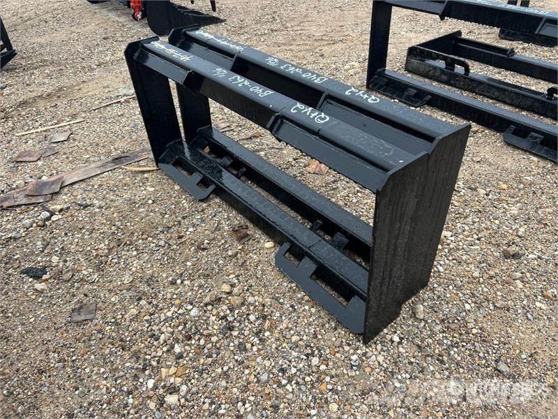  Quantity of (2) All Star Skid Steer Attachment Mou مكونات أخرى