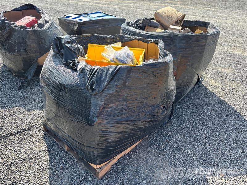 Quantity of (2) Boxes of Contractor Supplies Outros componentes