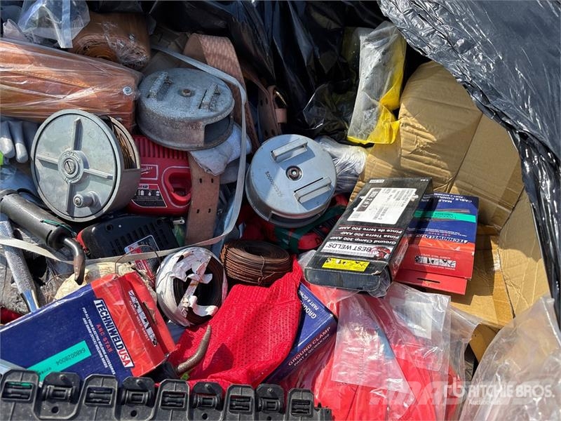 Quantity of (2) Boxes of Contractor Supplies Outros componentes