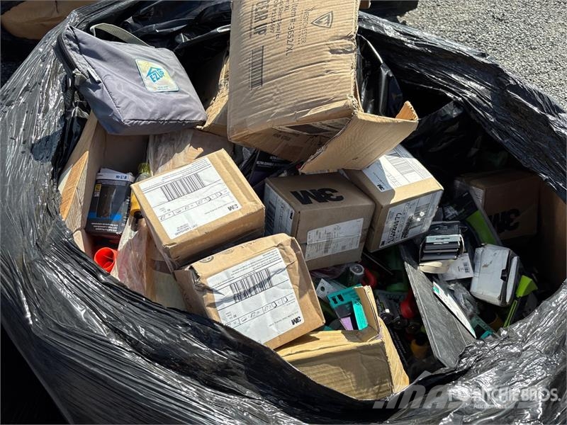 Quantity of (2) Boxes of Contractor Supplies Outros componentes