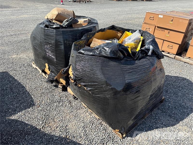 Quantity of (2) Boxes of Contractor Supplies Outros componentes