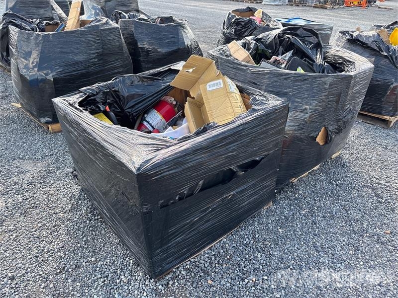 Quantity of (2) Boxes of Contractor Supplies Outros componentes