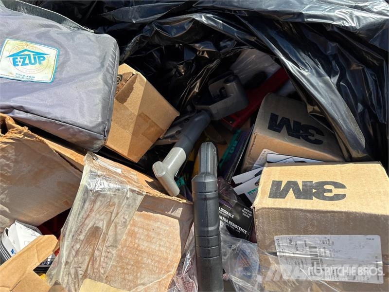 Quantity of (2) Boxes of Contractor Supplies Outros componentes