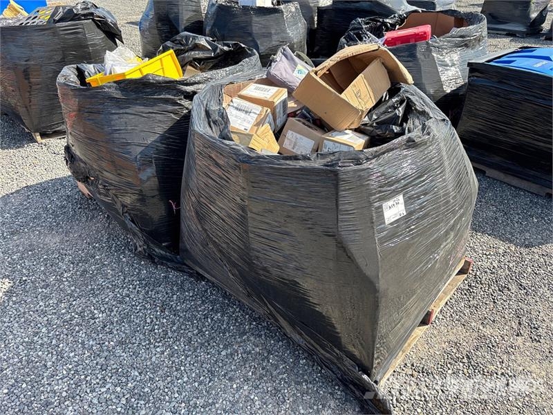 Quantity of (2) Boxes of Contractor Supplies Outros componentes
