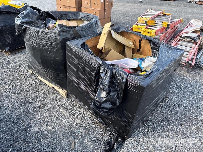Quantity of (2) Boxes of Contractor Supplies Outros componentes