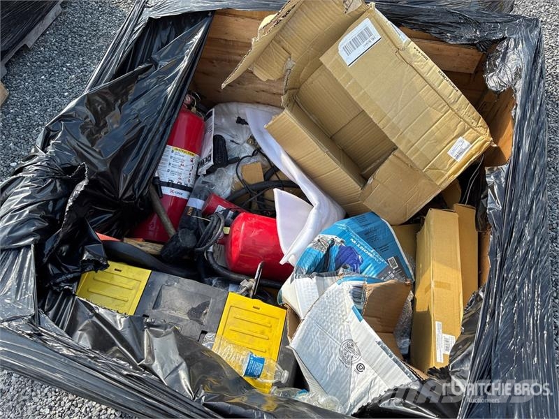 Quantity of (2) Boxes of Contractor Supplies Outros componentes