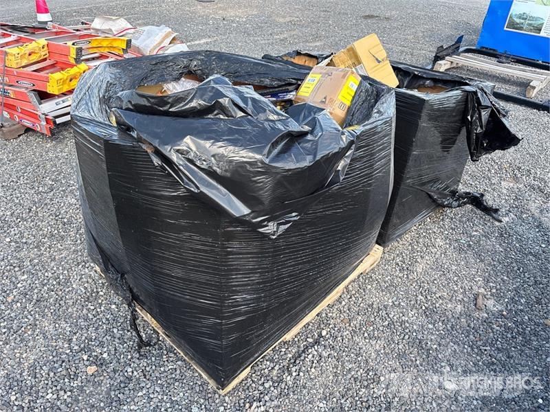 Quantity of (2) Boxes of Contractor Supplies Outros componentes