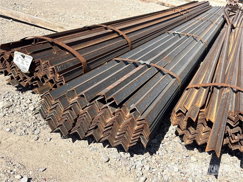 Quantity of (2) Bundles of Angle Iron (1) 2 in x 2 Vitle, dvigala in gradbeni dvižni sistemi