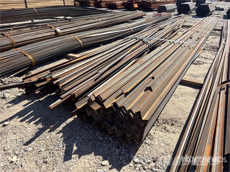 Quantity of (2) Bundles of Angle Iron (1) 1 in x 1 Vintsid, telfrid ja materjaliliftid