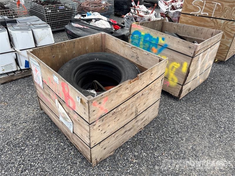  Quantity of (2) Crates of Traffic Barrel Tire Ring Ostale kargo komponente