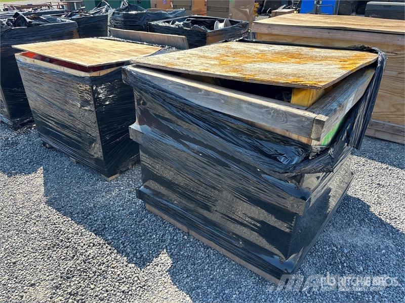 Quantity of (2) Crates of Contractor supplies Entreprenør - Andet