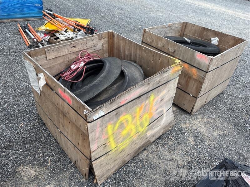  Quantity of (2) Crates of Traffic Barrel Tire Ring Ostale kargo komponente
