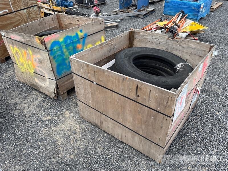  Quantity of (2) Crates of Traffic Barrel Tire Ring Ostale kargo komponente