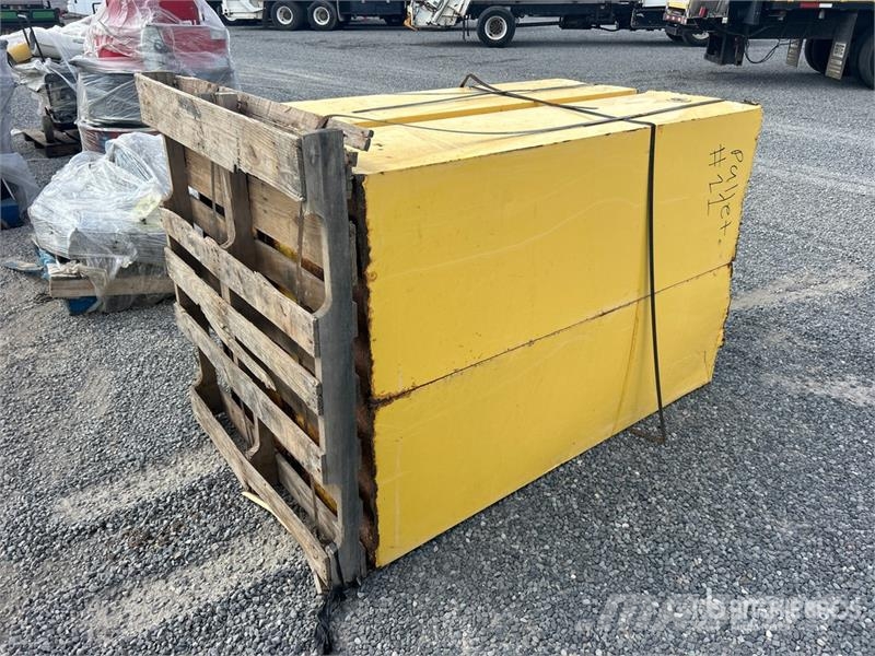Quantity of (2) Flammables Cabinets Autres accessoires
